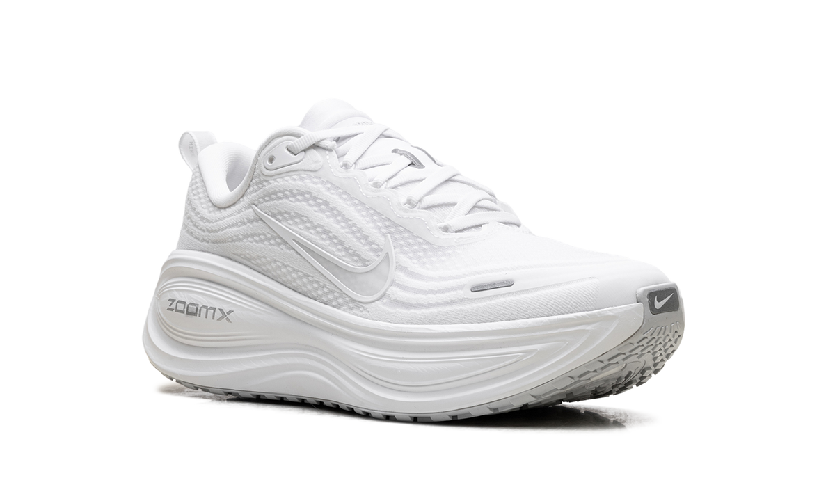 Overkicks - Nike Vomero Plus Triple White (Womens) (HV8154-102) - detalle lateral interior