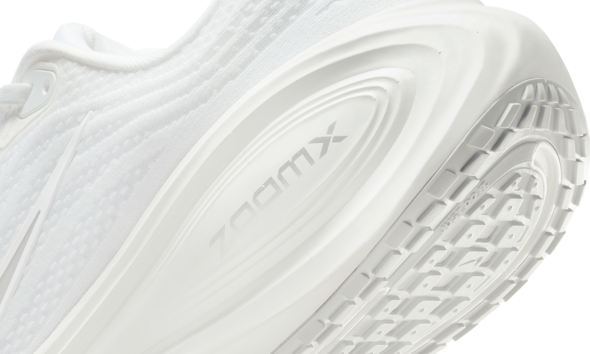 Overkicks - Nike Vomero Plus White (HV8150-102) - detalle
