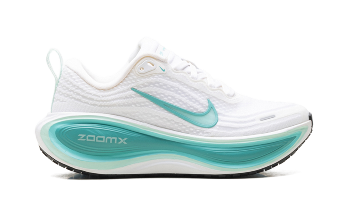 Overkicks - Nike Vomero Plus White Bleached Turquoise (Womens) (HV8154-100) - detalle talon