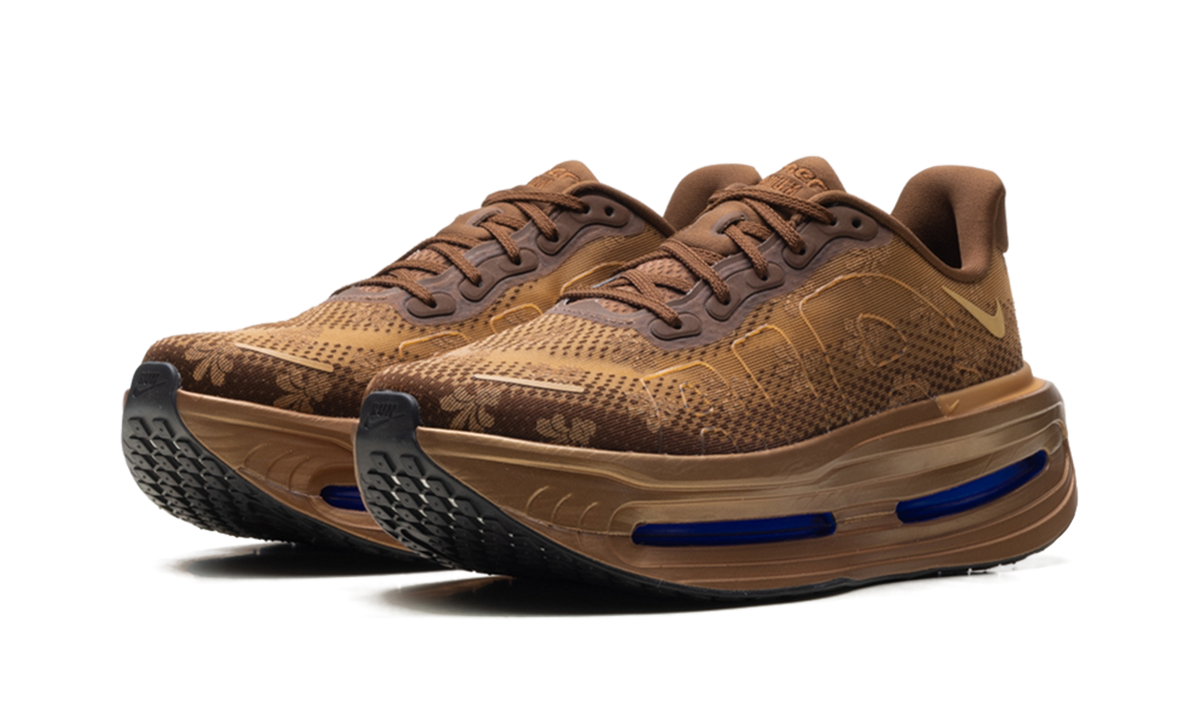 Overkicks - Nike Vomero Premium Flat Stout (Womens) (IQ0028-200) - vista trasera