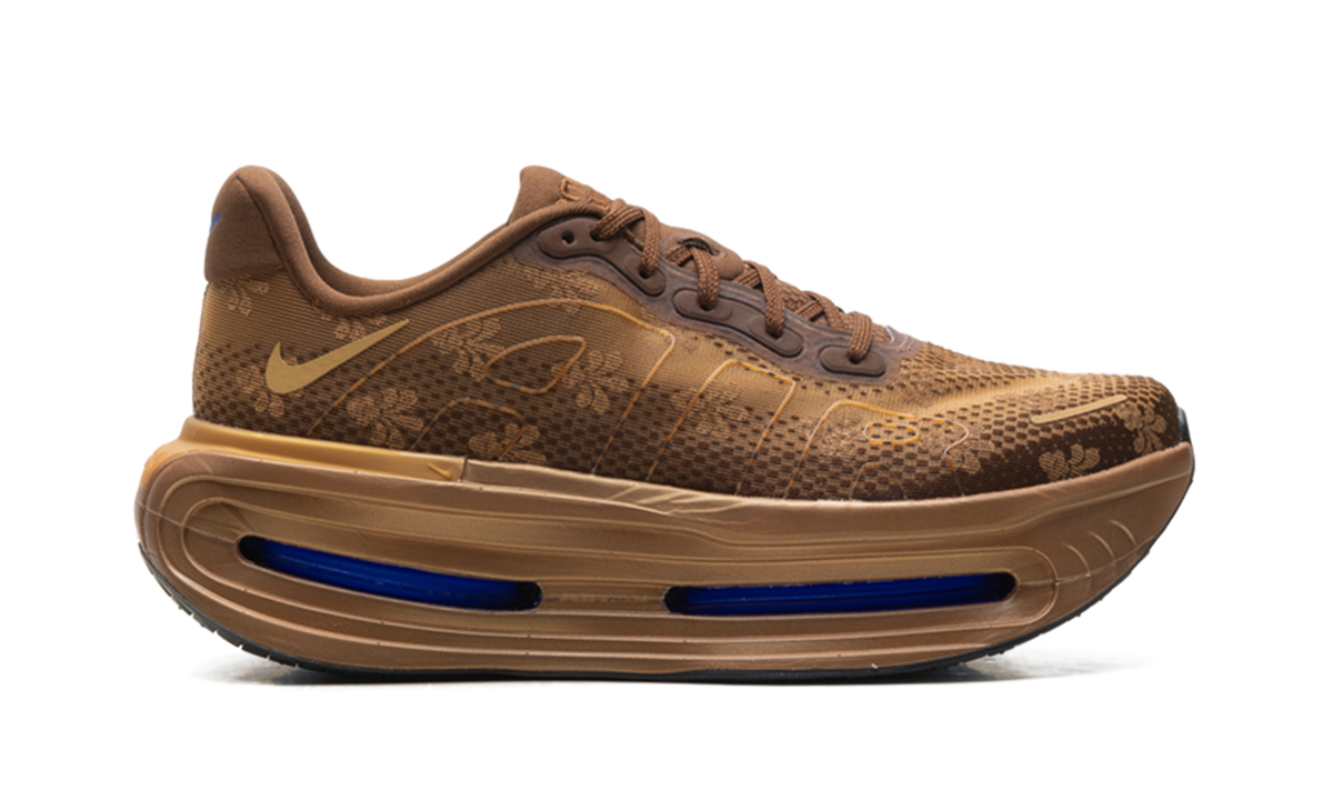 Overkicks - Nike Vomero Premium Flat Stout (Womens) (IQ0028-200) - detalle talon