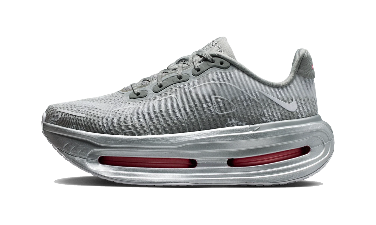 Overkicks - Nike Vomero Premium QS Fleur De-Lis Geyser Grey (Womens) (IQ0028-001) - vista lateral