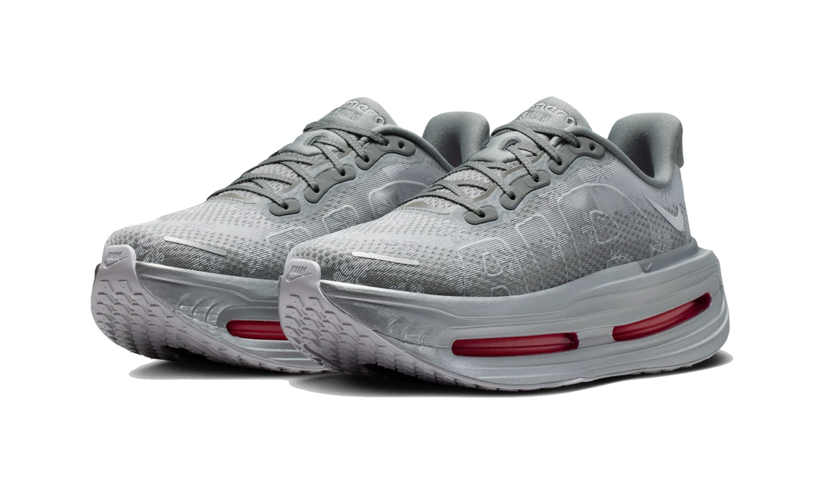 Overkicks - Nike Vomero Premium QS Fleur De-Lis Geyser Grey (Womens) (IQ0028-001) - vista trasera
