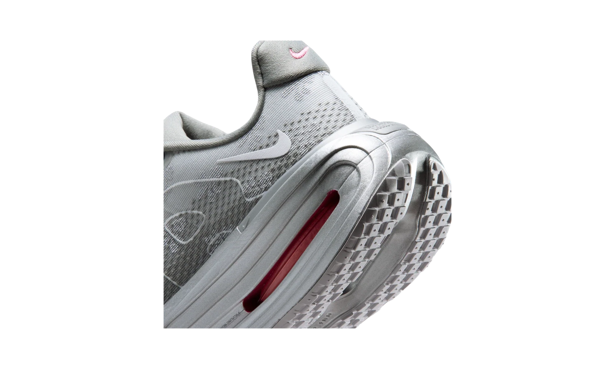 Overkicks - Nike Vomero Premium QS Fleur De-Lis Geyser Grey (Womens) (IQ0028-001) - detalle