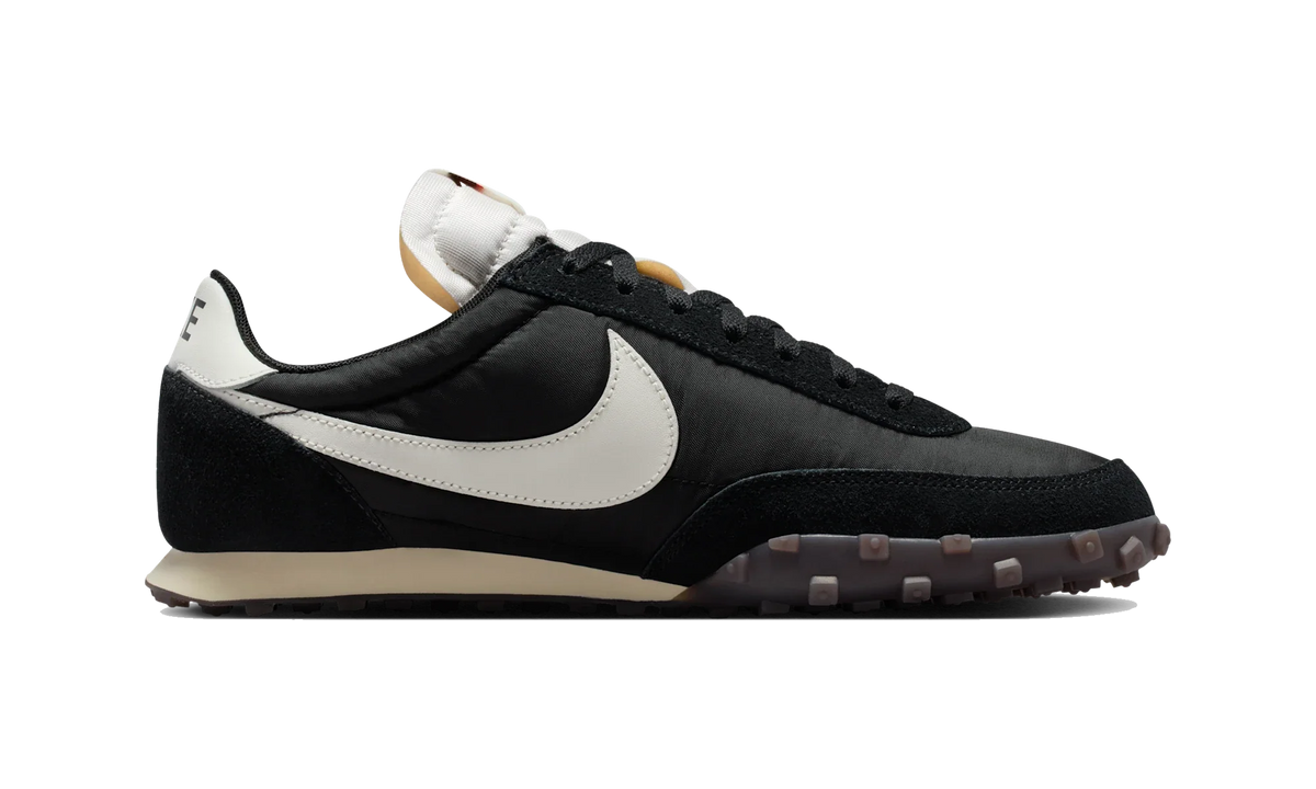 Overkicks - Nike Waffle Racer Black Coconut Milk Gum (IM8658-001) - detalle suela