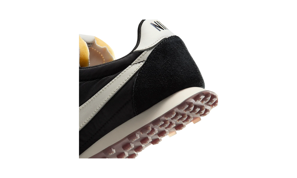 Overkicks - Nike Waffle Racer Black Coconut Milk Gum (IM8658-001) - detalle