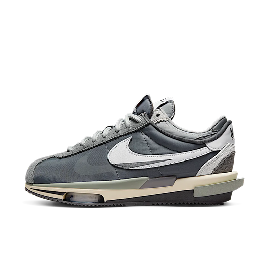 Overkicks - Nike Zoom Cortez SP sacai Iron Grey (DQ0581-001) - vista lateral