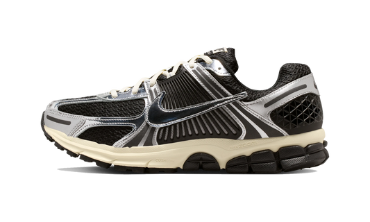 Overkicks - Nike Zoom Vomero 5 Black Metallic Silver Coconut Milk Chrome (IM3486-003) - vista lateral
