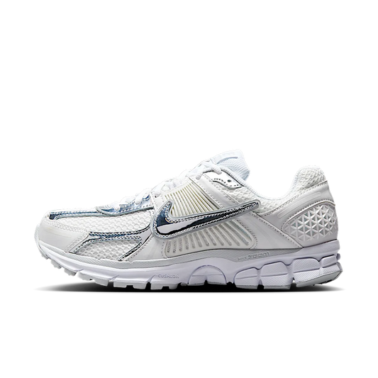 Overkicks - Nike Zoom Vomero 5 Chrome Toe (Womens) (HF7723-100) - vista lateral