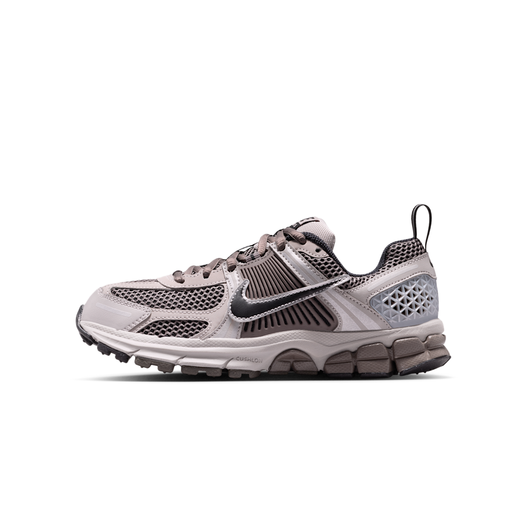 Overkicks - Nike Zoom Vomero 5 College Grey Black-Cave Stone (GS) (HF6998-010) - vista lateral