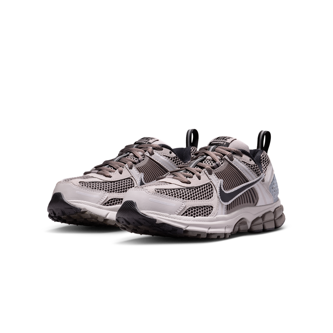 Overkicks - Nike Zoom Vomero 5 College Grey Black-Cave Stone (GS) (HF6998-010) - imagen 2