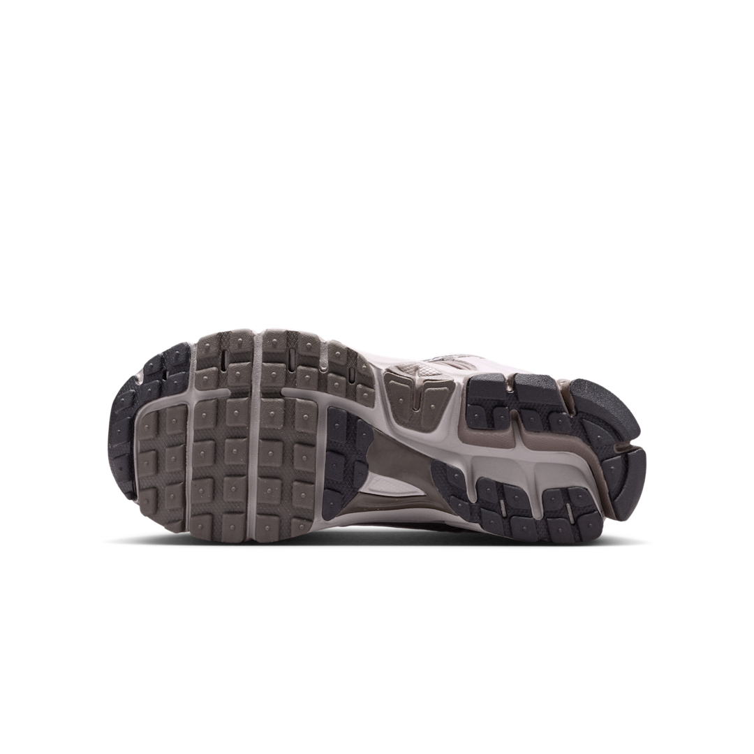 Overkicks - Nike Zoom Vomero 5 College Grey Black-Cave Stone (GS) (HF6998-010) - imagen 4