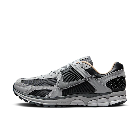 Overkicks - Nike Zoom Vomero 5 Dark Smoke Grey Vachetta (HV5982-001) - vista lateral
