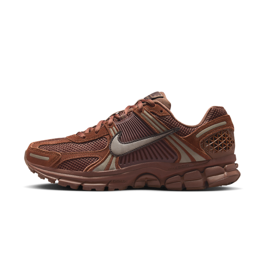 Overkicks - Nike Zoom Vomero 5 Fauna Brown Velvet Brown (Womens) (HQ0458-201) - vista lateral