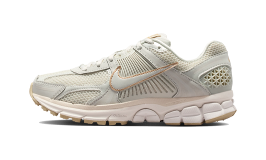 Overkicks - Nike Zoom Vomero 5 Light Bone Phantom (Womens) (IB8929-003) - vista lateral