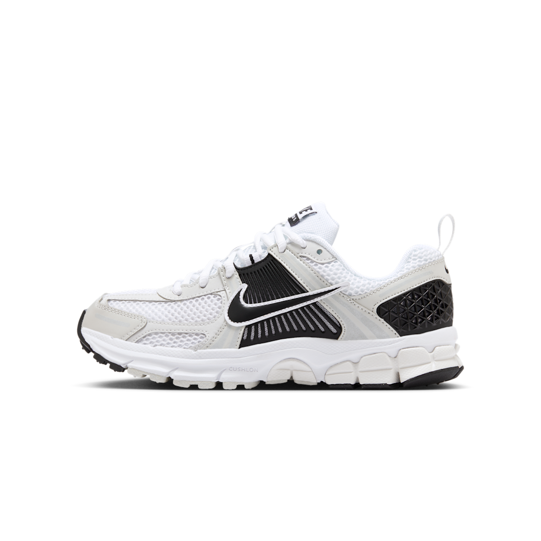 Overkicks - Nike Zoom Vomero 5 Metallic Platinum Black (GS) (HF6998-104) - vista lateral