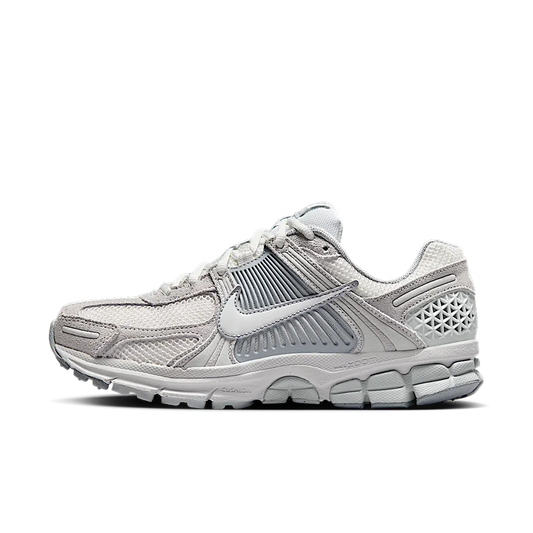 Overkicks - Nike Zoom Vomero 5 Pure Platinum Platinum Tint Wolf Grey Summit White (Womens) (HQ0458-001) - vista lateral