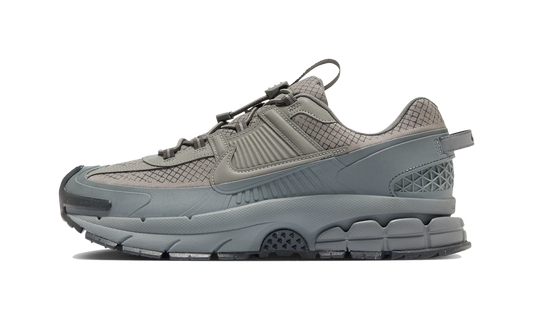 Overkicks - Nike Zoom Vomero 5 Roam Metallic Platinum (HV6901-001) - vista lateral