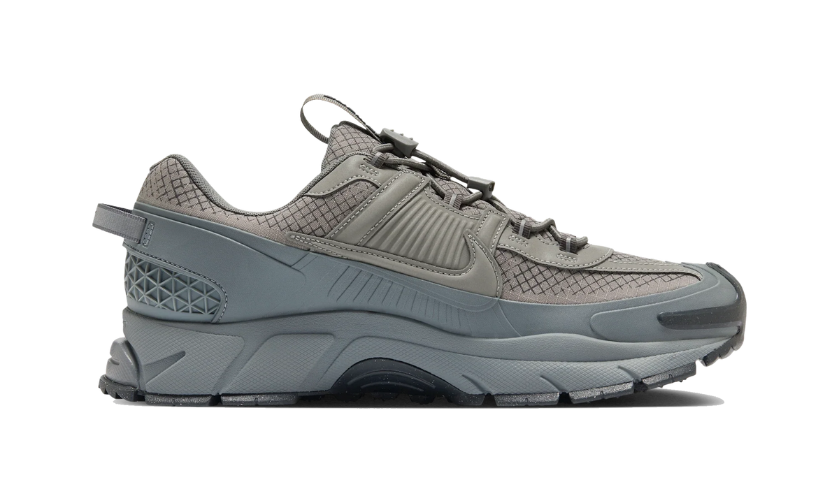 Overkicks - Nike Zoom Vomero 5 Roam Metallic Platinum (HV6901-001) - detalle suela