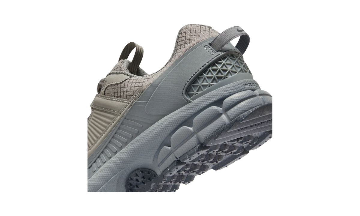 Overkicks - Nike Zoom Vomero 5 Roam Metallic Platinum (HV6901-001) - detalle