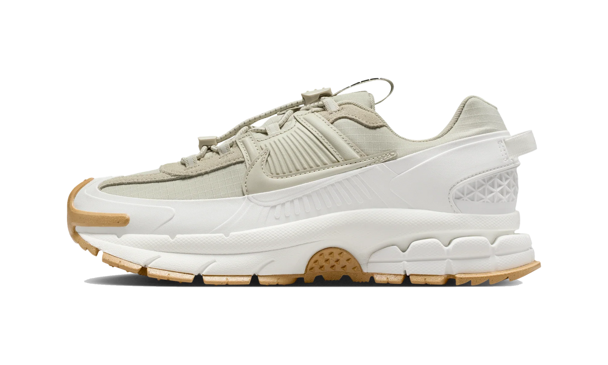 Overkicks - Nike Zoom Vomero 5 Roam Sail Light Stone Gum (Womens) (HQ2181-100) - vista lateral
