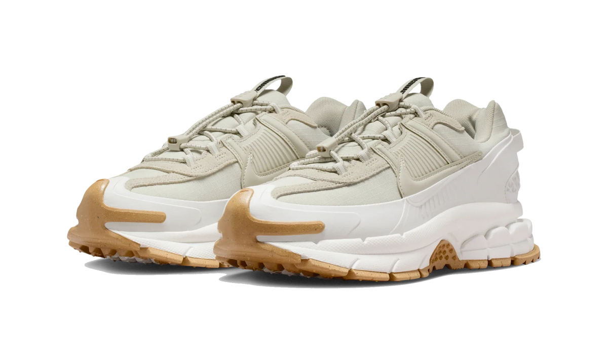 Overkicks - Nike Zoom Vomero 5 Roam Sail Light Stone Gum (Womens) (HQ2181-100) - vista trasera
