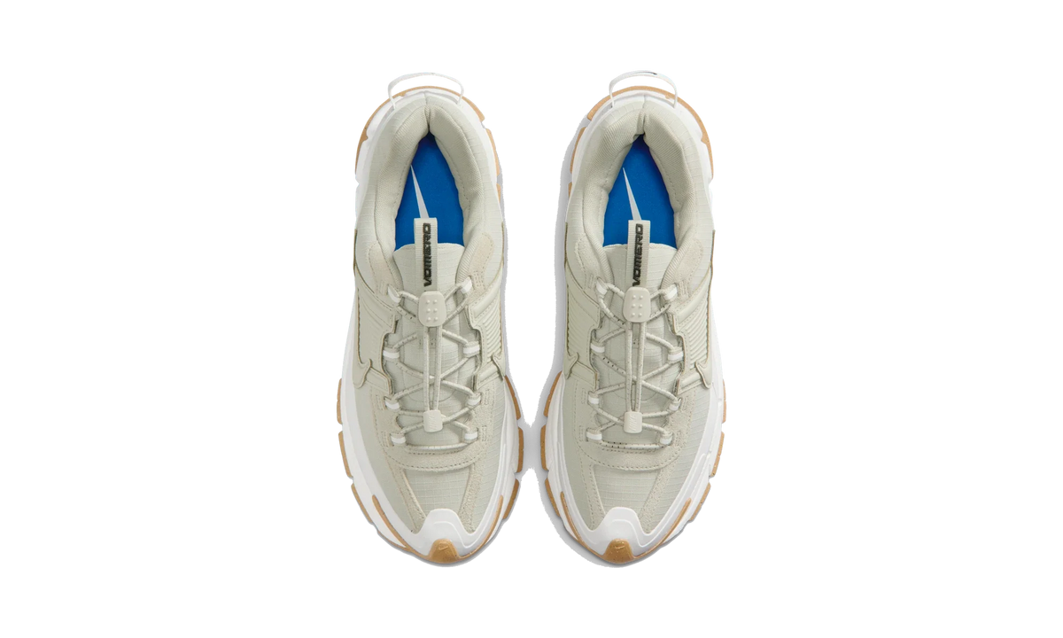 Overkicks - Nike Zoom Vomero 5 Roam Sail Light Stone Gum (Womens) (HQ2181-100) - vista superior