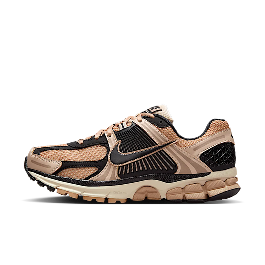 Overkicks - Nike Zoom Vomero 5 Sanddrift (Womens) (FJ2028-106) - vista lateral