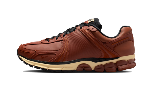 Overkicks - Nike Zoom Vomero 5 Swooshless Pony Sail (IO4555-200) - vista lateral