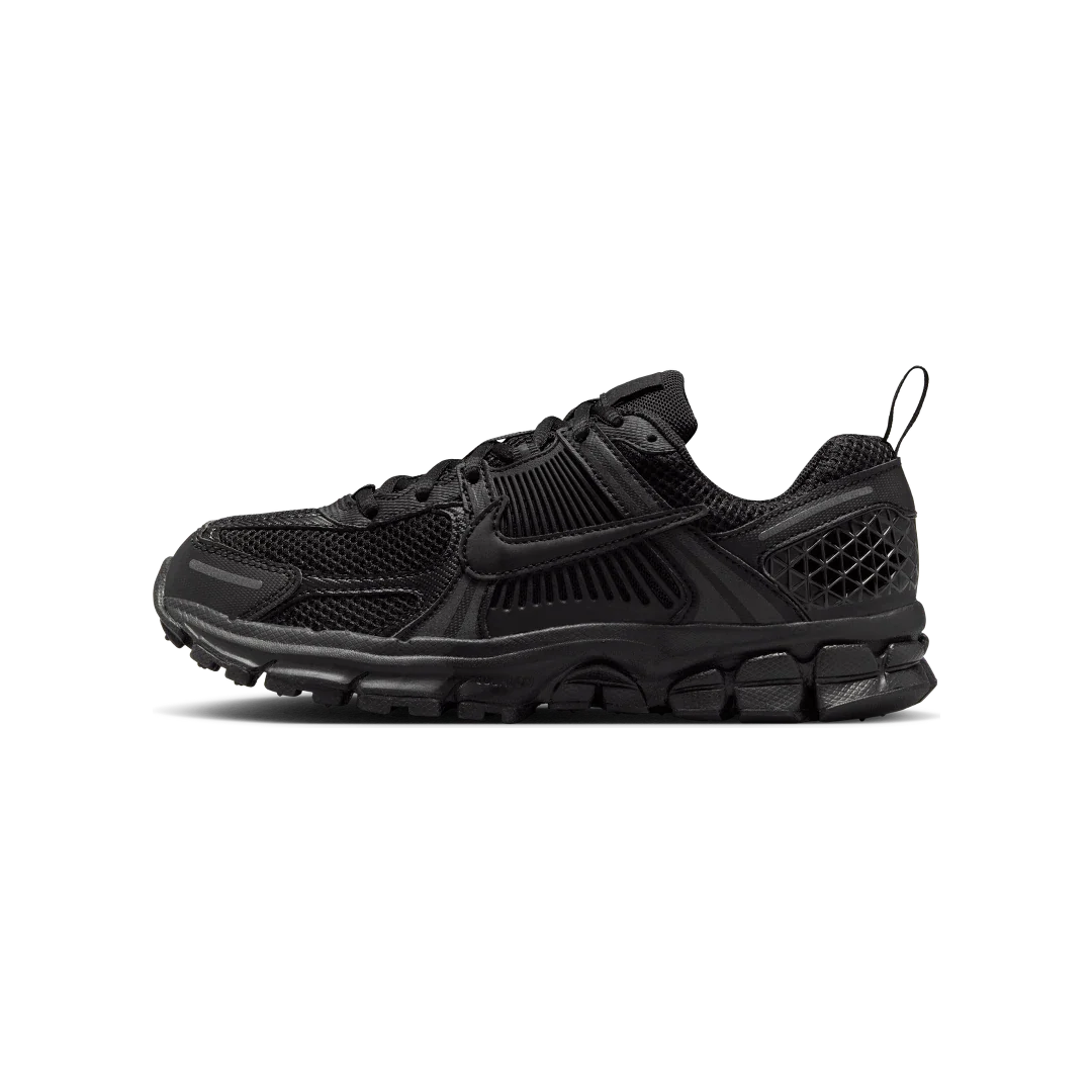 Overkicks - Nike Zoom Vomero 5 Triple Black (GS) (HF6998-001) - vista lateral