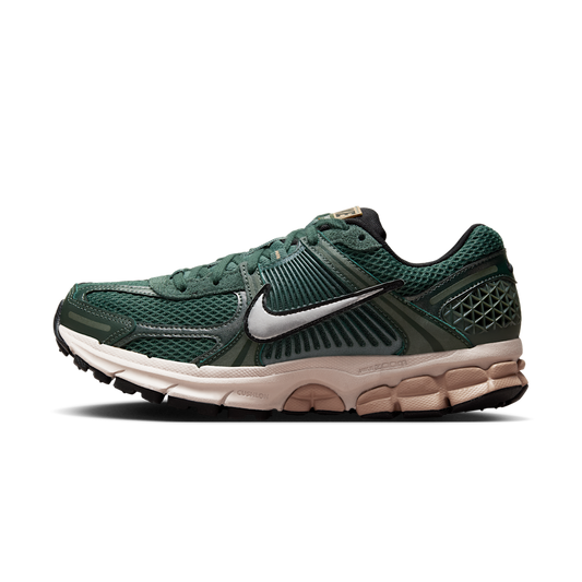 Overkicks - Nike Zoom Vomero 5 Vintage Green Light Orewood Brown Hemp Chrome (Womens) (FN6742-300) - vista lateral