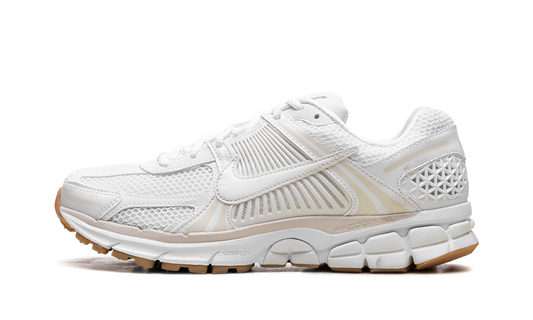 Overkicks - Nike Zoom Vomero 5 White Phantom Summit White (Womens) (FJ2028-104) - vista lateral