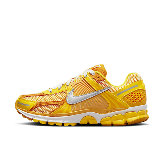 Overkicks - Nike Zoom Vomero 5 Yellow Ochre (FJ4453-765) - vista lateral