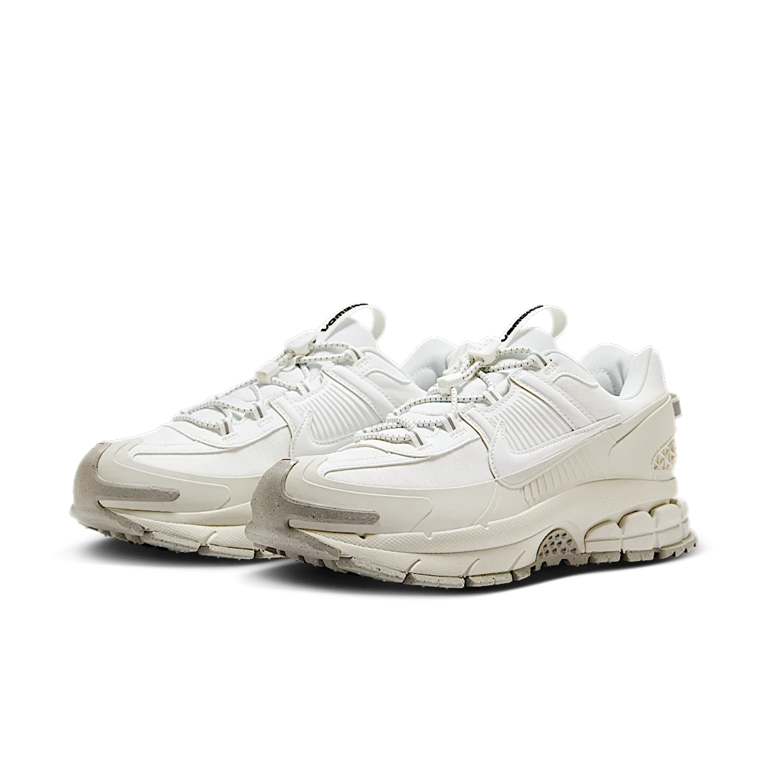 Overkicks - Nike Zoom Vomero Roam Summit White Light Bone Light Iron Ore (HV5951-100) - vista trasera