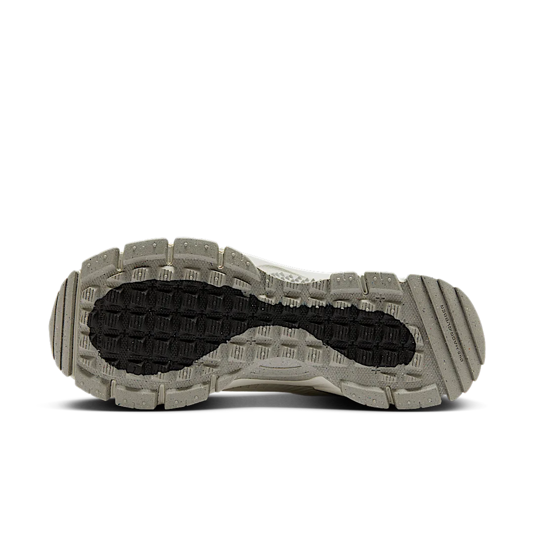 Overkicks - Nike Zoom Vomero Roam Summit White Light Bone Light Iron Ore (HV5951-100) - detalle suela