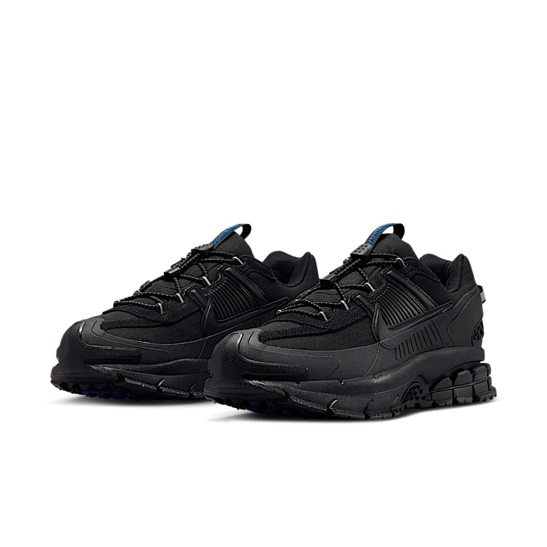 Overkicks - Nike Zoom Vomero Roam Triple Black (FV2295-002) - vista trasera