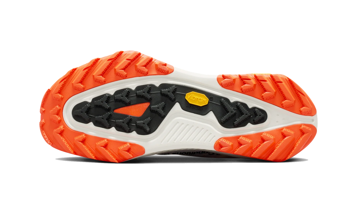 Overkicks - Nike ZoomX ACG Zegama Summit White Safety Orange Black (HV8113-103) - detalle suela