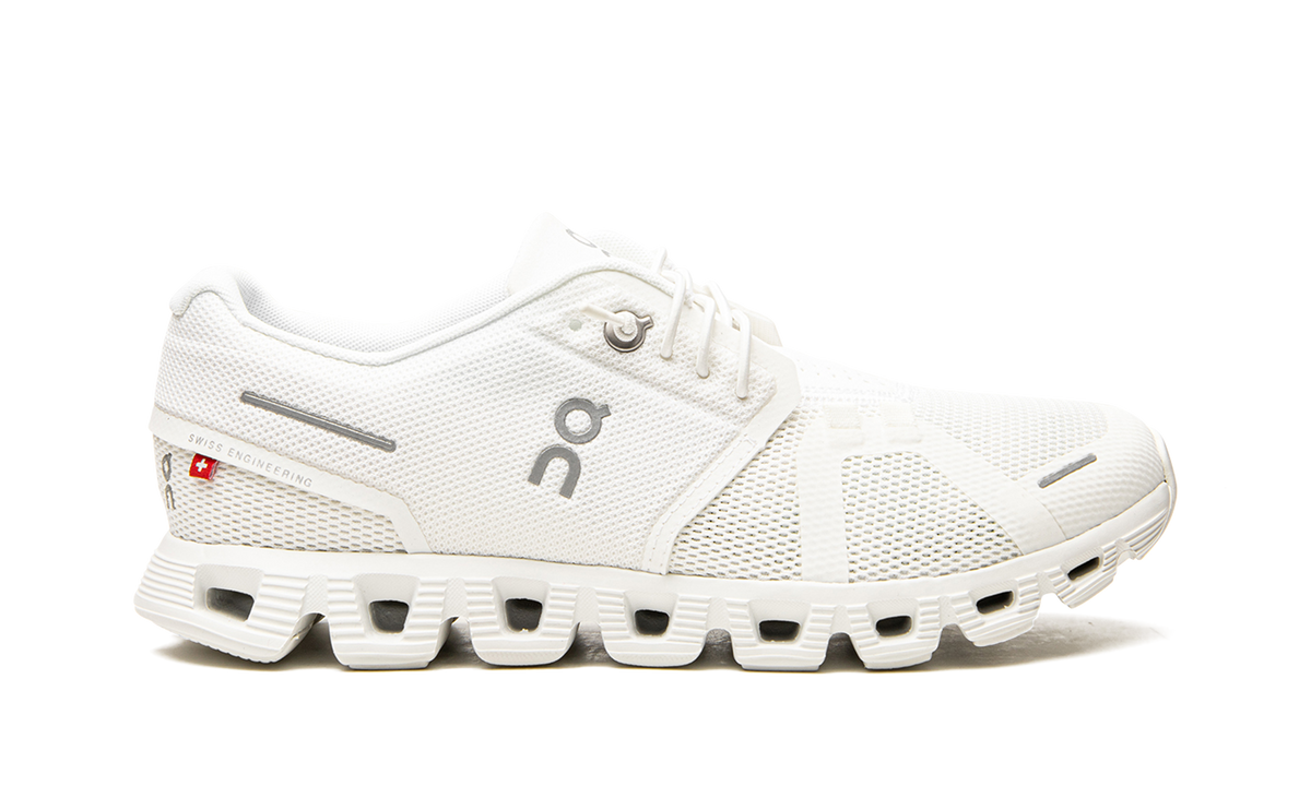 Overkicks - On Running Cloud 5 All White (Womens) (59.98902) - detalle talon