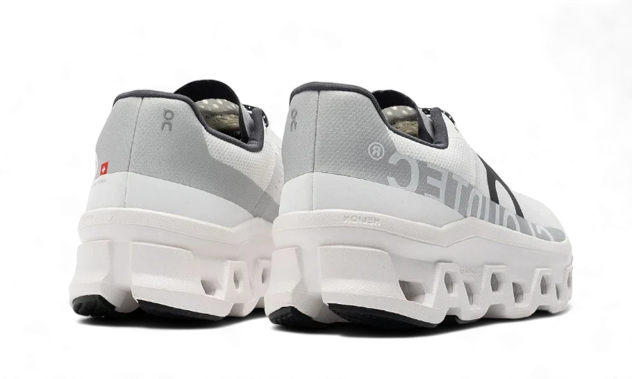 Overkicks - On Running Cloudmonster All Black (61.99025) - detalle talon