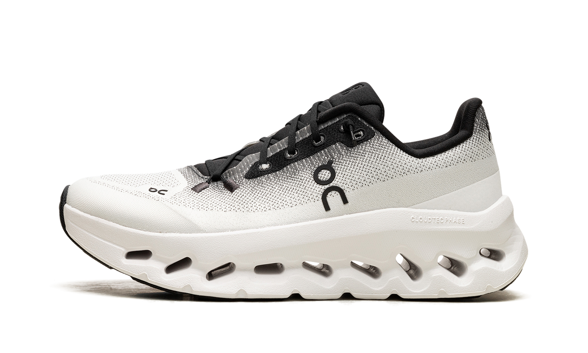 Overkicks - On Running Cloudtilt Black Ivory (Womens) (3WE10051430) - vista lateral