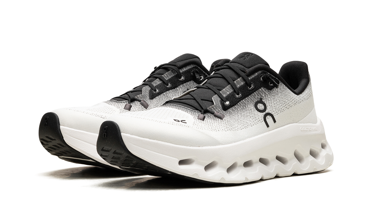 Overkicks - On Running Cloudtilt Black Ivory (Womens) (3WE10051430) - vista trasera