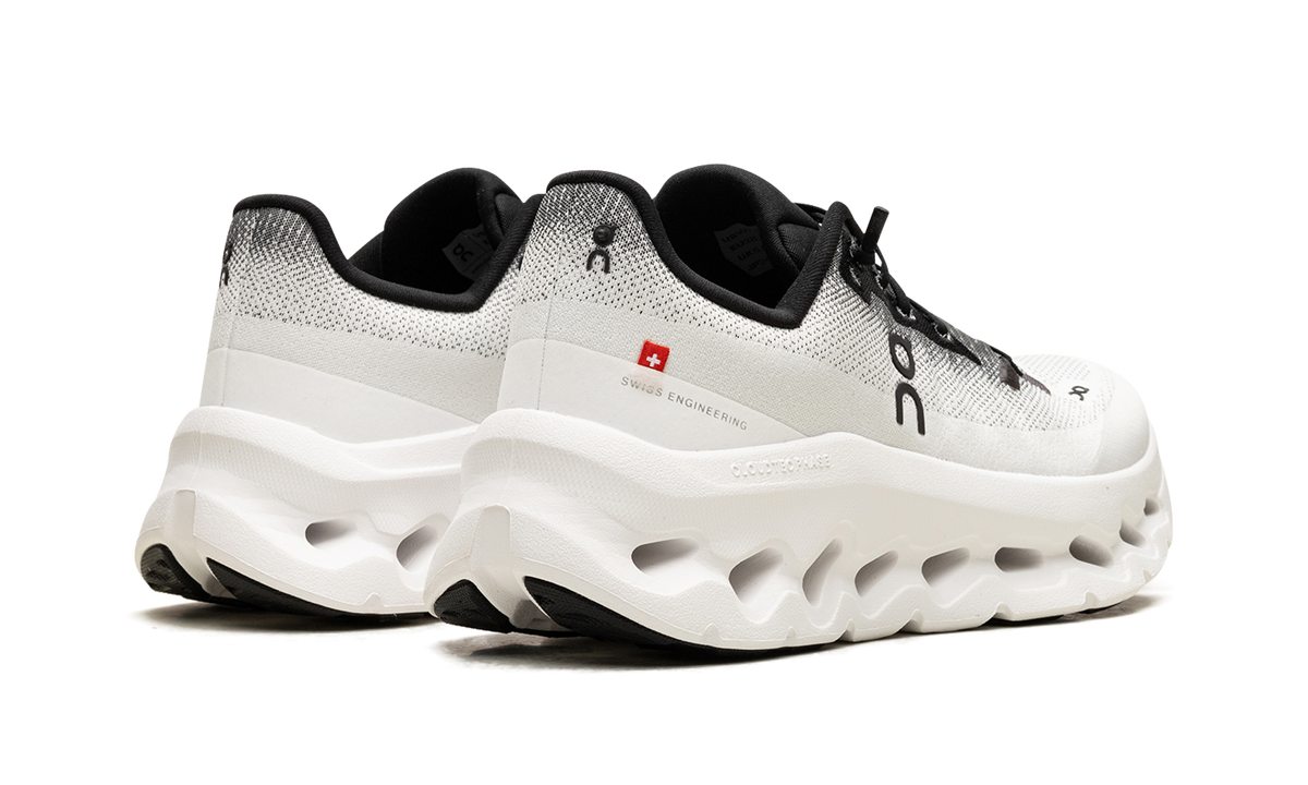 Overkicks - On Running Cloudtilt Black Ivory (Womens) (3WE10051430) - par completo
