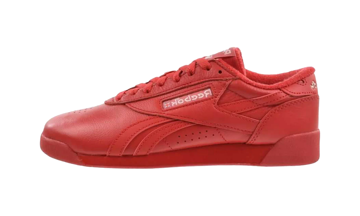 Overkicks - Reebok Freestyle Lo Vector Red (Womens) (100256057) - vista lateral