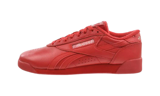 Overkicks - Reebok Freestyle Lo Vector Red (Womens) (100256057) - vista lateral