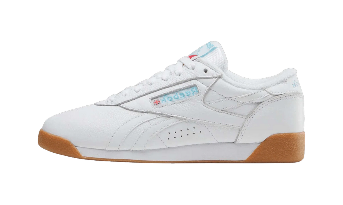 Overkicks - Reebok Freestyle Lo White Gum (Womens) (100256037) - vista lateral