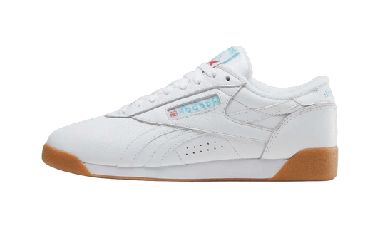 Overkicks - Reebok Freestyle Lo White Gum (Womens) (100256037) - vista lateral
