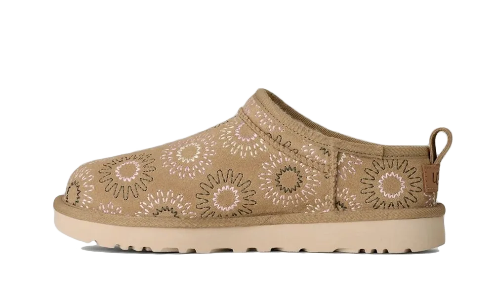 Overkicks - UGG Classic Micro Sun Stitch Slipper Mustard Seed (Womens) (1178192-MDSD) - vista lateral