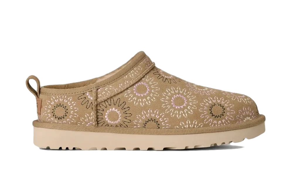 Overkicks - UGG Classic Micro Sun Stitch Slipper Mustard Seed (Womens) (1178192-MDSD) - vista trasera