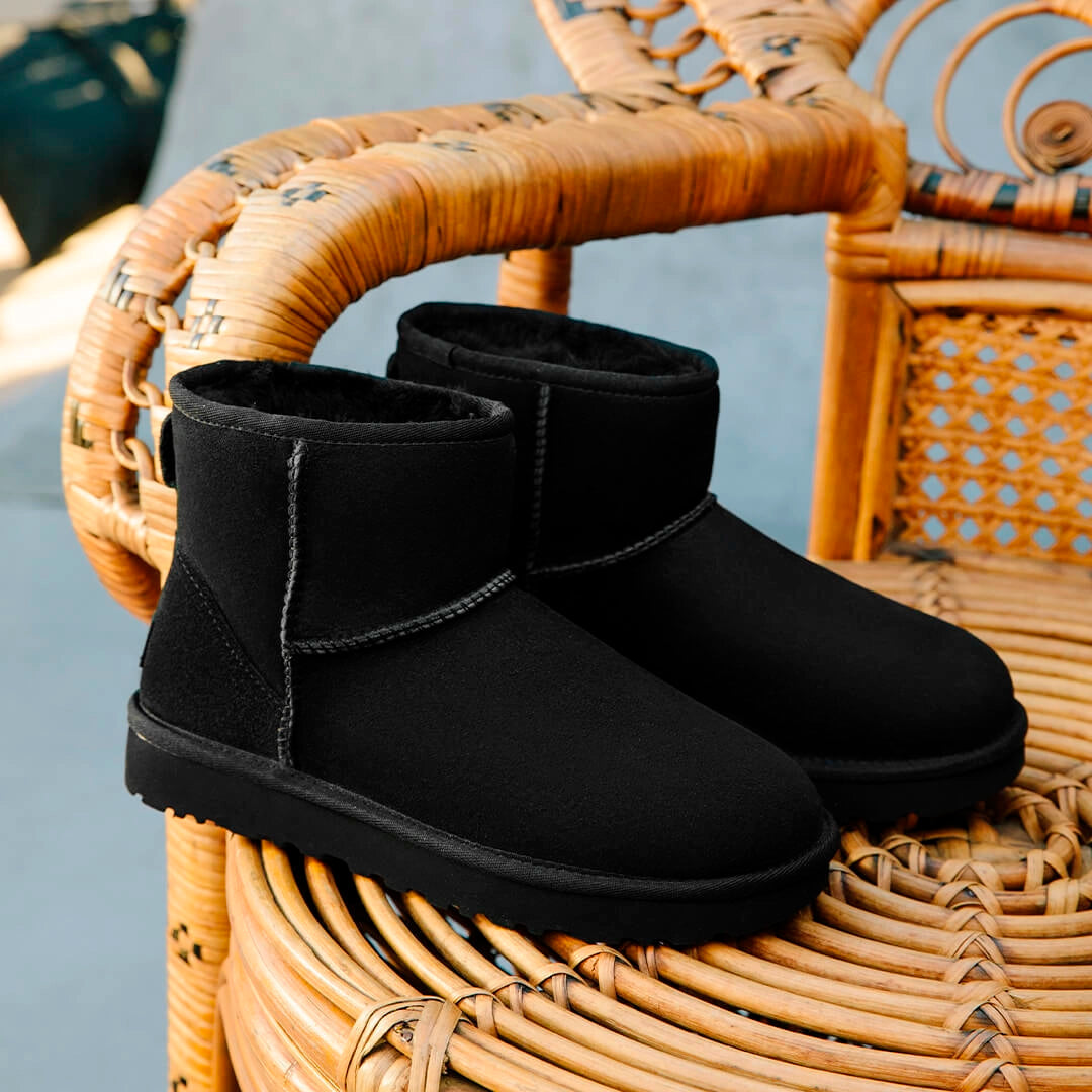 Overkicks - UGG Classic Mini II Boot Black (1016222-BLK) - puesta