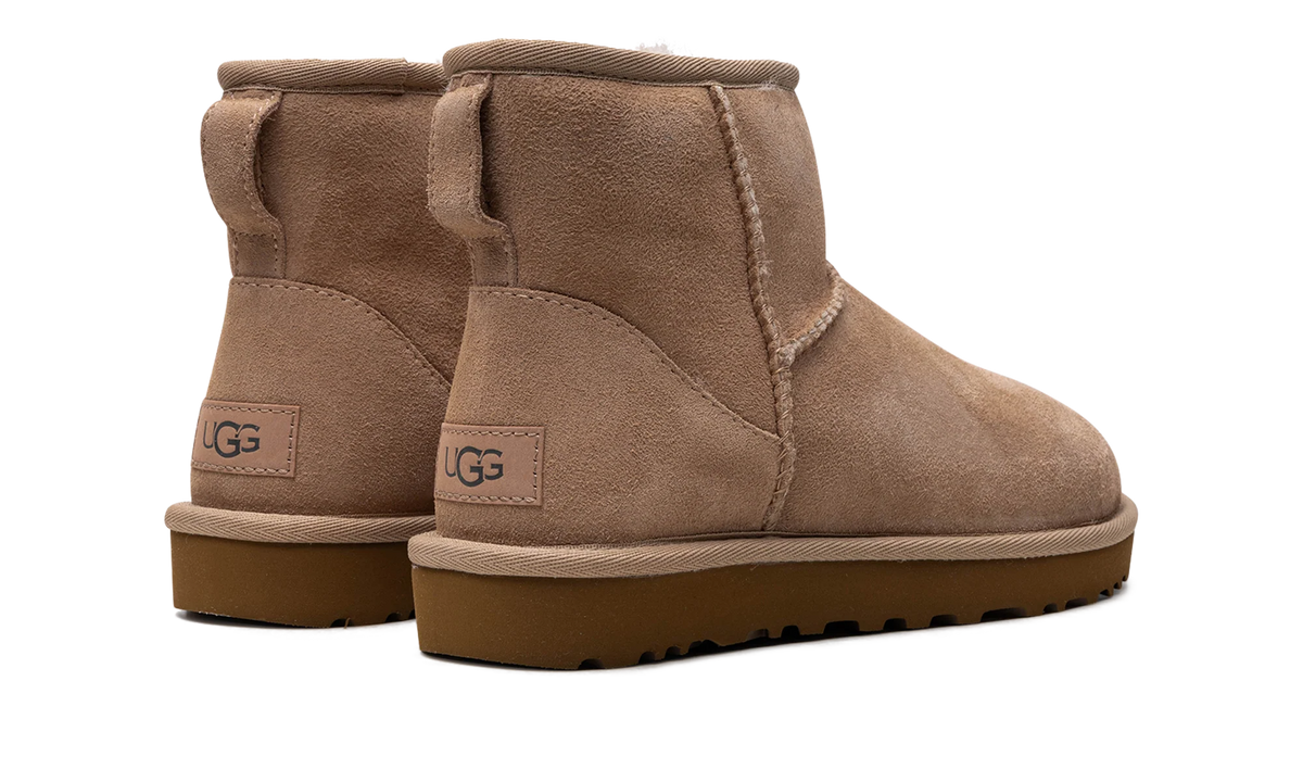 Overkicks - UGG Classic Mini II Boot Sand (1016222-SAN) - detalle logo